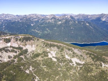 Bulgaristan 'ın Granchar Gölü yakınlarındaki Rila Dağı' nın İnanılmaz Yaz Manzarası