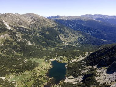 Bulgaristan 'ın Granchar Gölü yakınlarındaki Rila Dağı' nın İnanılmaz Yaz Manzarası