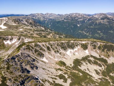 Bulgaristan 'ın Granchar Gölü yakınlarındaki Rila Dağı' nın İnanılmaz Yaz Manzarası