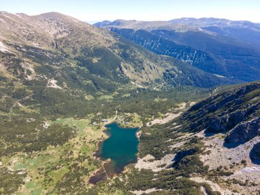 Bulgaristan 'ın Granchar Gölü yakınlarındaki Rila Dağı' nın İnanılmaz Yaz Manzarası