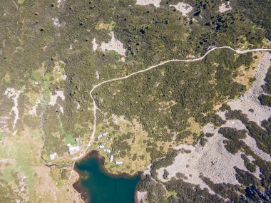 Bulgaristan 'ın Granchar Gölü yakınlarındaki Rila Dağı' nın İnanılmaz Yaz Manzarası