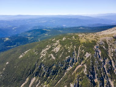 Bulgaristan 'ın Granchar Gölü yakınlarındaki Rila Dağı' nın İnanılmaz Yaz Manzarası