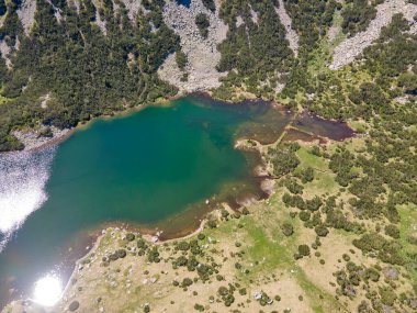 Bulgaristan 'ın Granchar Gölü yakınlarındaki Rila Dağı' nın İnanılmaz Yaz Manzarası