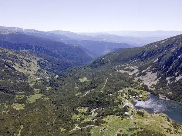 Bulgaristan 'ın Granchar Gölü yakınlarındaki Rila Dağı' nın İnanılmaz Yaz Manzarası