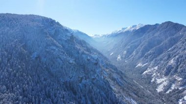 Bulgaristan 'ın Sofya Bölgesi Beli Iskar köyü yakınlarındaki Rila Dağı' nın kış manzarası