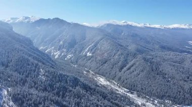 Bulgaristan 'ın Sofya Bölgesi Beli Iskar köyü yakınlarındaki Rila Dağı' nın kış manzarası