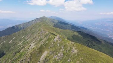 Bulgaristan 'ın Blagoevgrad bölgesindeki Kongur tepesi etrafındaki Belasitsa Dağı' nın havadan yaz manzarası