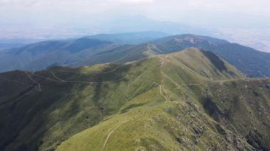 Bulgaristan 'ın Blagoevgrad bölgesindeki Kongur tepesi etrafındaki Belasitsa Dağı' nın havadan yaz manzarası