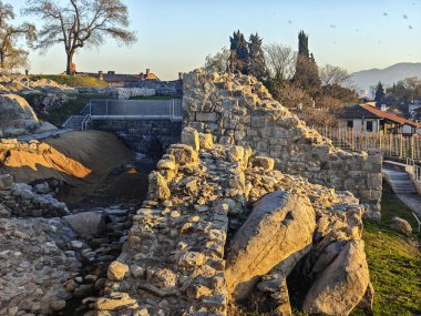 Bulgaristan 'ın Nebet Tepe tepesinden Filibe kentinin şaşırtıcı Günbatımı Panoraması