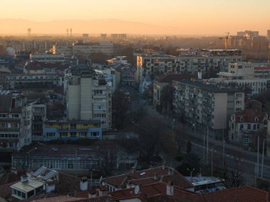 Bulgaristan 'ın Nebet Tepe tepesinden Filibe kentinin şaşırtıcı Günbatımı Panoraması