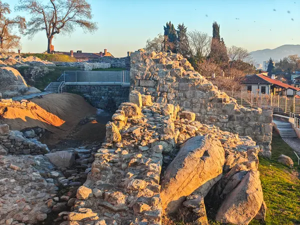 Bulgaristan 'ın Nebet Tepe tepesinden Filibe kentinin şaşırtıcı Günbatımı Panoraması