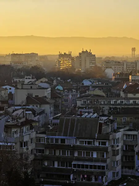Bulgaristan 'ın Nebet Tepe tepesinden Filibe kentinin şaşırtıcı Günbatımı Panoraması