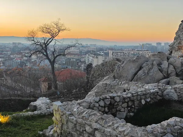 Bulgaristan 'ın Nebet Tepe tepesinden Filibe kentinin şaşırtıcı Günbatımı Panoraması