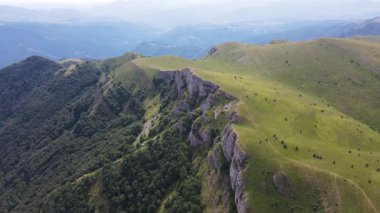 Bulgaristan 'ın Balkan Dağları' ndaki Kobilini Şatosu 'nun (Mare Duvarları) İnanılmaz Havacılık Yazı Manzarası