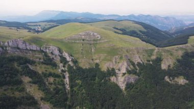 Bulgaristan 'ın Balkan Dağları' ndaki Kobilini Şatosu 'nun (Mare Duvarları) İnanılmaz Havacılık Yazı Manzarası
