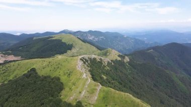 Bulgaristan 'ın Balkan Dağları' ndaki Kobilini Şatosu 'nun (Mare Duvarları) İnanılmaz Havacılık Yazı Manzarası