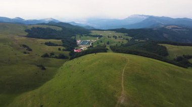 Bulgaristan 'ın Balkan Dağları' ndaki Kobilini Şatosu 'nun (Mare Duvarları) İnanılmaz Havacılık Yazı Manzarası