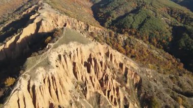 Kaya oluşumunun hava günbatımı görüntüsü Stob piramitleri, Rila Dağı, Kyustendil bölgesi, Bulgaristan