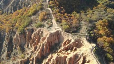 Kaya oluşumunun hava günbatımı görüntüsü Stob piramitleri, Rila Dağı, Kyustendil bölgesi, Bulgaristan