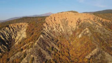 Kaya oluşumunun hava günbatımı görüntüsü Stob piramitleri, Rila Dağı, Kyustendil bölgesi, Bulgaristan