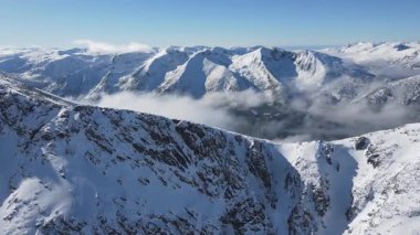Bulgaristan 'ın Musala zirvesi yakınlarındaki Rila Dağı' nın şaşırtıcı hava kışı manzarası