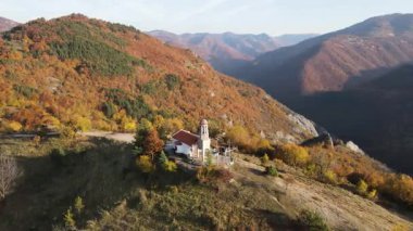 Bulgaristan 'ın Filibe Bölgesi Borovo kasabası yakınlarındaki Rodop dağının şaşırtıcı sonbahar manzarası