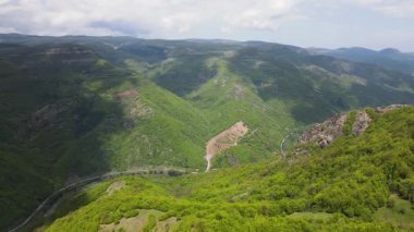 Bulgaristan 'ın Balkan Dağları' nın Bov köyü yakınlarındaki İskar boğazının şaşırtıcı hava manzarası