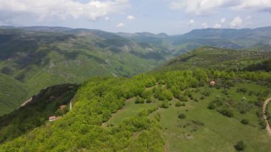 Bulgaristan 'ın Balkan Dağları' nın Bov köyü yakınlarındaki İskar boğazının şaşırtıcı hava manzarası