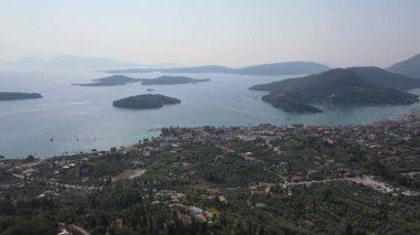 Yunanistan 'ın İyon Adaları' ndaki Lefkada Adası 'ndaki Nidri Körfezi' nin inanılmaz panoramik manzarası