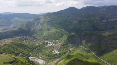 Bulgaristan 'ın Balkan Dağları' nın Bov köyü yakınlarındaki İskar boğazının şaşırtıcı hava manzarası