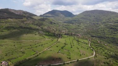 Bulgaristan 'ın Balkan Dağları' nın Bov köyü yakınlarındaki İskar boğazının şaşırtıcı hava manzarası