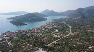 Yunanistan 'ın İyon Adaları' ndaki Lefkada Adası 'ndaki Nidri Körfezi' nin inanılmaz panoramik manzarası