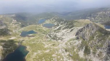 Bulgaristan 'ın Yedi Rila Gölü yakınlarındaki Rila Dağı' nın şaşırtıcı hava manzarası
