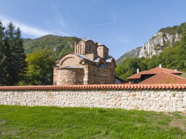Sırbistan 'ın St. John İlahiyatçısı Ortaçağ Poganovo Manastırı' nın şaşırtıcı manzarası