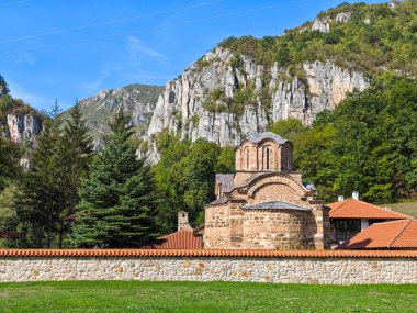 Sırbistan 'ın St. John İlahiyatçısı Ortaçağ Poganovo Manastırı' nın şaşırtıcı manzarası