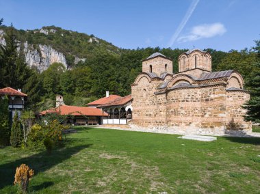 Sırbistan 'ın St. John İlahiyatçısı Ortaçağ Poganovo Manastırı' nın şaşırtıcı manzarası