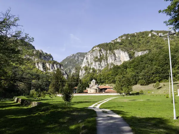 Sırbistan 'ın St. John İlahiyatçısı Ortaçağ Poganovo Manastırı' nın şaşırtıcı manzarası