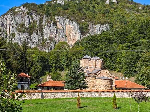 Sırbistan 'ın St. John İlahiyatçısı Ortaçağ Poganovo Manastırı' nın şaşırtıcı manzarası