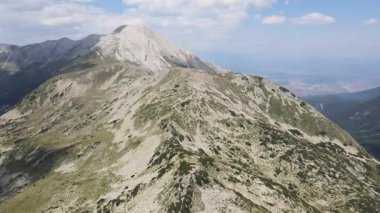 Bulgaristan 'ın Vihren Tepesi yakınlarındaki Pirin Dağı' nın şaşırtıcı hava manzarası