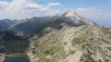 Bulgaristan 'ın Vihren Tepesi yakınlarındaki Pirin Dağı' nın şaşırtıcı hava manzarası