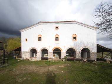 Bulgaristan 'ın Blagoevgrad bölgesinde şeytanlarla dolu bir manastır olan Aziz George' a adanmış Ortaçağ Churilovo manastırı.