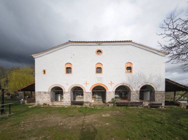 Bulgaristan 'ın Blagoevgrad bölgesinde şeytanlarla dolu bir manastır olan Aziz George' a adanmış Ortaçağ Churilovo manastırı.