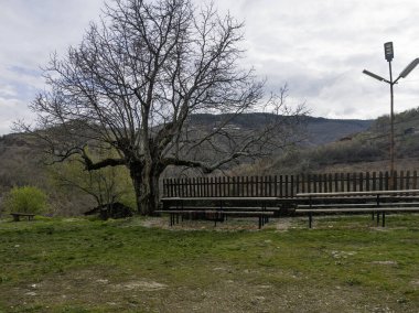 Bulgaristan 'ın Blagoevgrad bölgesinde şeytanlarla dolu bir manastır olan Aziz George' a adanmış Ortaçağ Churilovo manastırı.