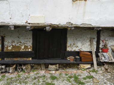 Bulgaristan 'ın Blagoevgrad bölgesinde şeytanlarla dolu bir manastır olan Aziz George' a adanmış Ortaçağ Churilovo manastırı.