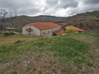 Bulgaristan 'ın Blagoevgrad bölgesinde şeytanlarla dolu bir manastır olan Aziz George' a adanmış Ortaçağ Churilovo manastırı.