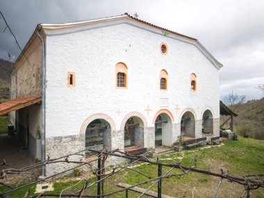 Bulgaristan 'ın Blagoevgrad bölgesinde şeytanlarla dolu bir manastır olan Aziz George' a adanmış Ortaçağ Churilovo manastırı.