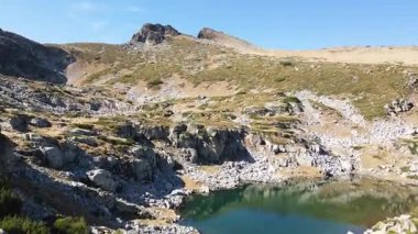 Bulgaristan 'ın Malyovitsa Gölleri yakınlarındaki Rila Dağı' nın Sonbahar Havası manzarası