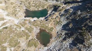 Bulgaristan 'ın Malyovitsa Gölleri yakınlarındaki Rila Dağı' nın Sonbahar Havası manzarası