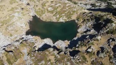 Bulgaristan 'ın Malyovitsa Gölleri yakınlarındaki Rila Dağı' nın Sonbahar Havası manzarası