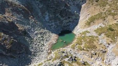 Bulgaristan 'ın Malyovitsa Gölleri yakınlarındaki Rila Dağı' nın Sonbahar Havası manzarası